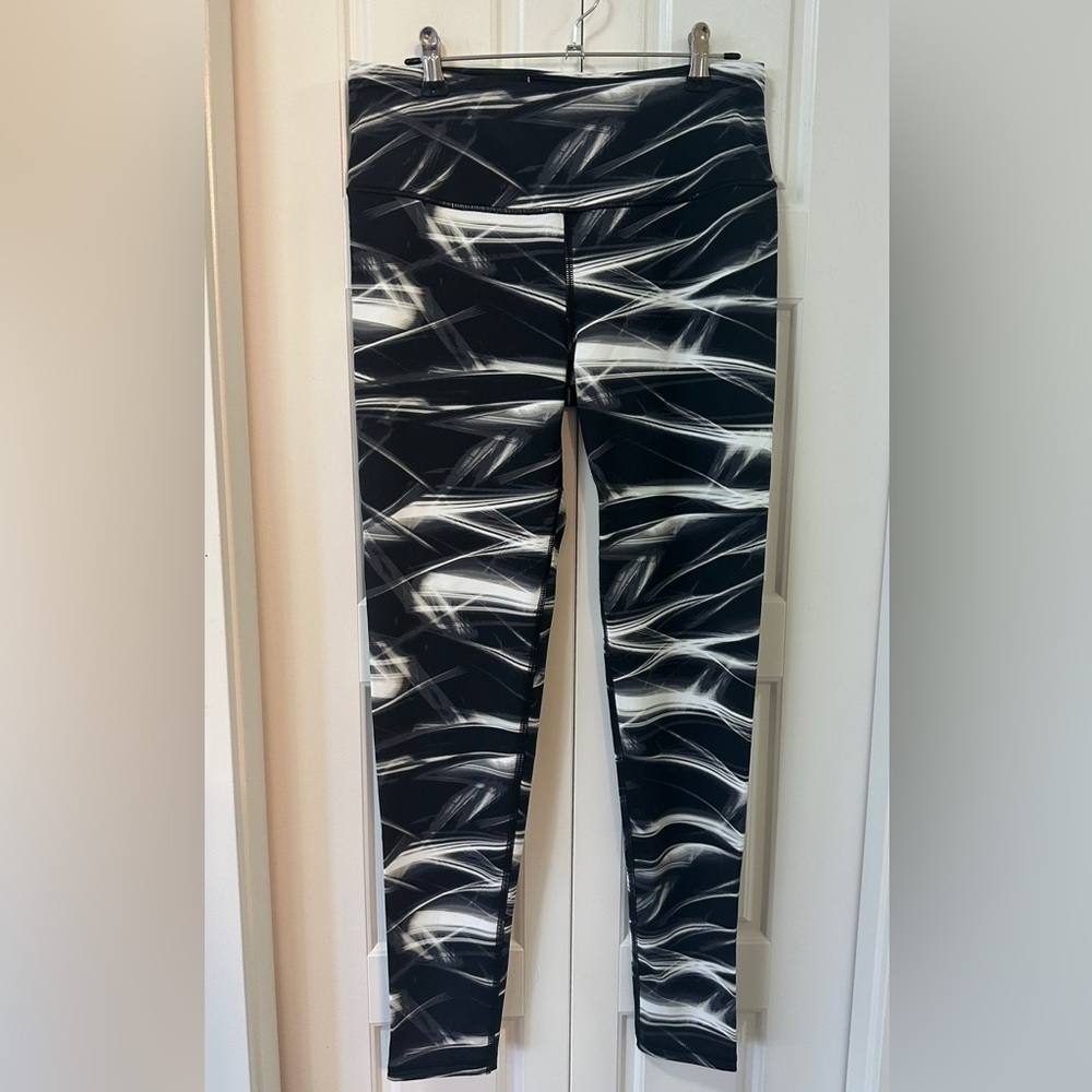 Victoria Sport Knockout Leggings | Size M